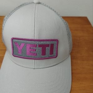 Yeti Trucker cap light gray and purple